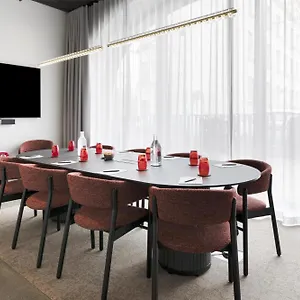 4* 酒店 Radisson Red